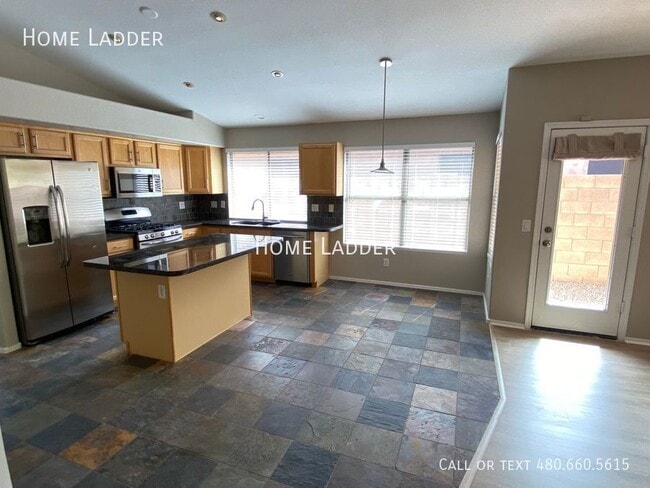 Building Photo - 4723 E Weaver Rd