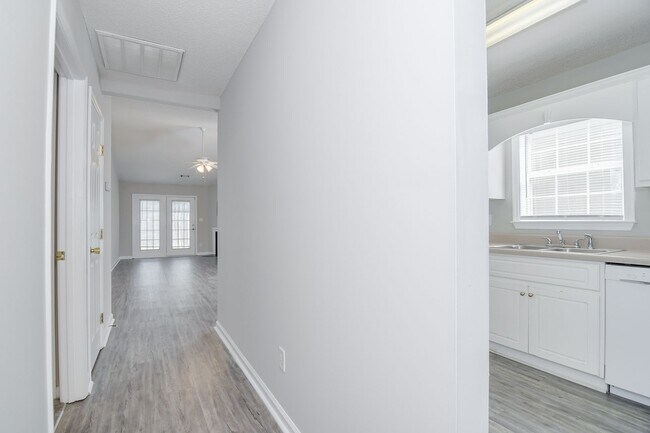 Building Photo - Updated 2 Bed 2 Bath Townhouse