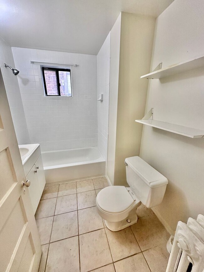 Building Photo - Spacious 6 bedroom 3.5 bath Tudor Townhouse w/Deck close to Georgetown University & Hospital