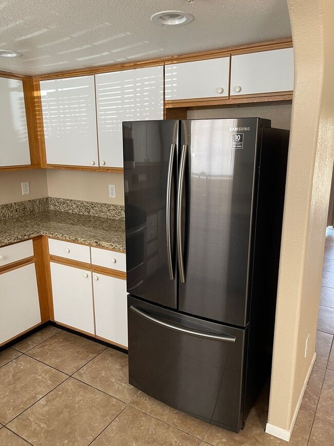 Building Photo - Clean 3 Bedroom 2 Bath