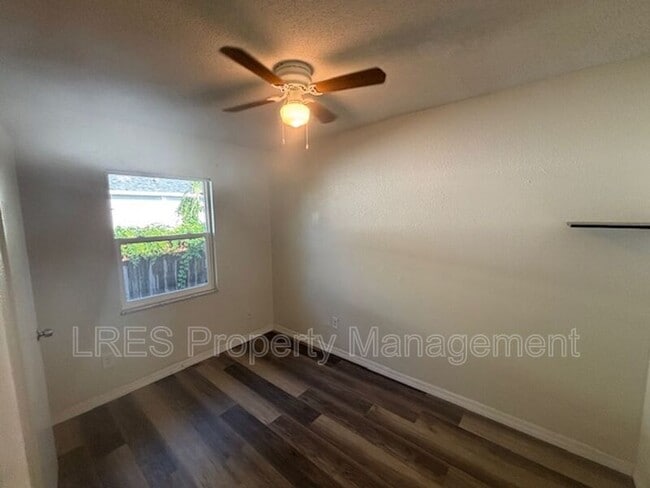 Building Photo - 2204 W Pine St