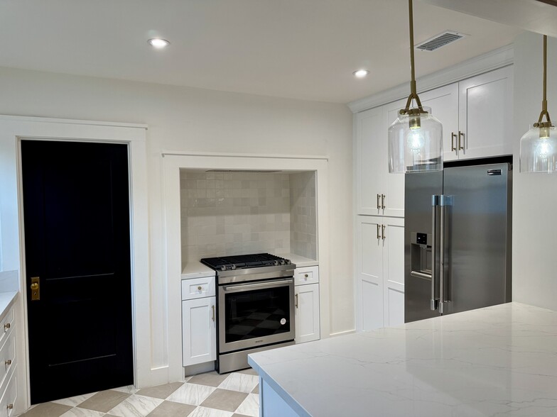 Building Photo - 1121 N Heliotrope Dr