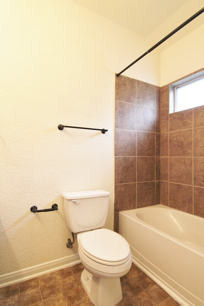 Building Photo - Large Deck off Living Room / Fridge Included /Located Between Gruene & Downtown New Braunfels /CISD