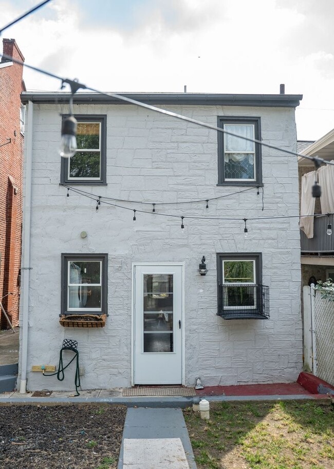 Building Photo - 513 Poplar St