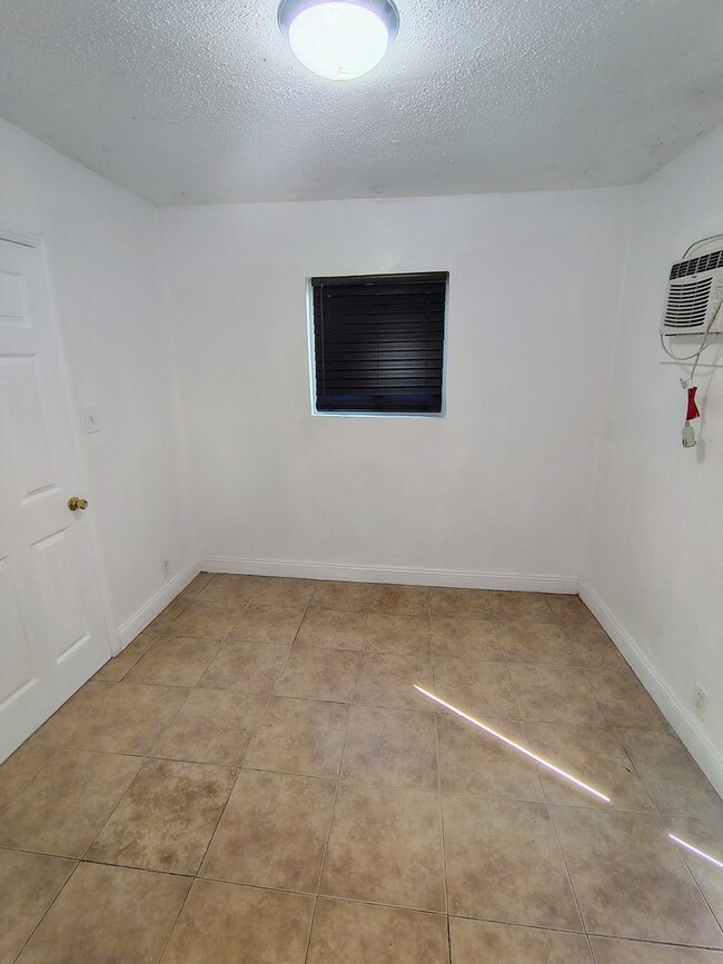 Building Photo - Cozy 1 Bedroom 1 Bathroom Unit in Oildale Now Available!