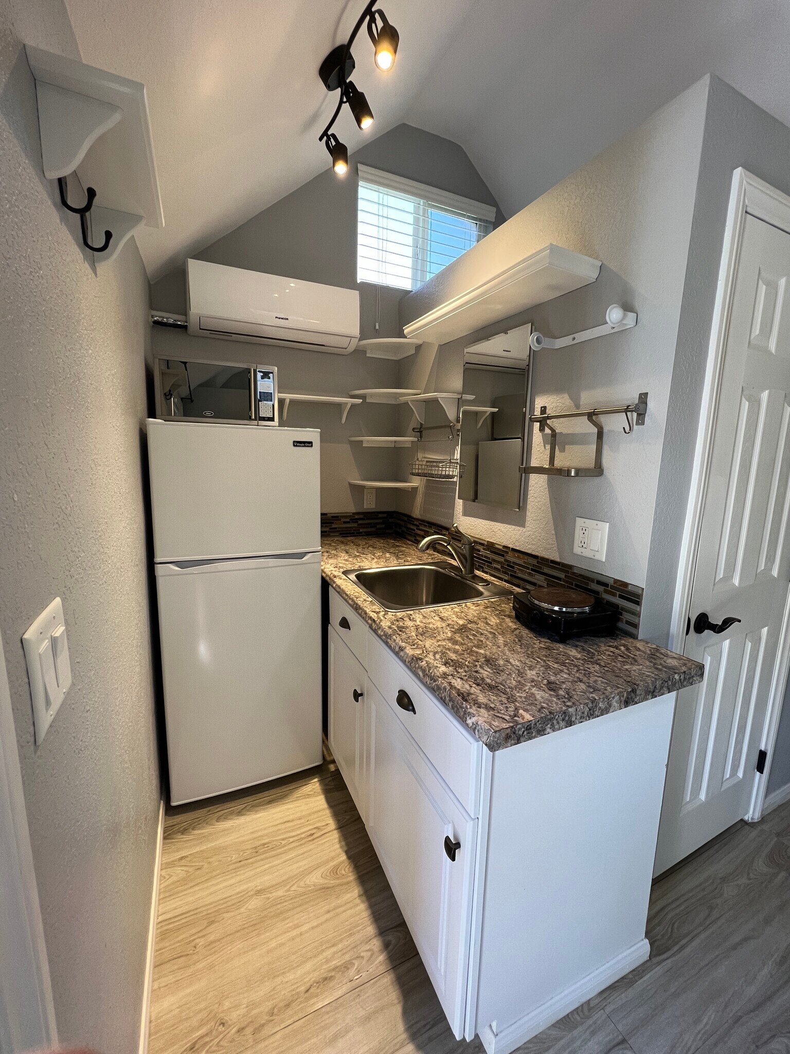 Kitchen - 1357 Ross St