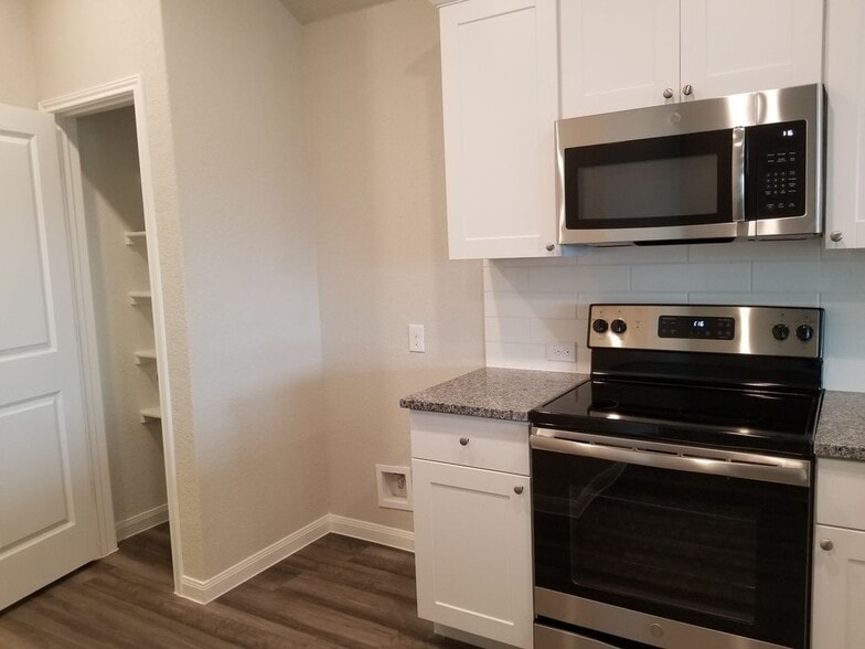 Building Photo - 210 Holland Pk