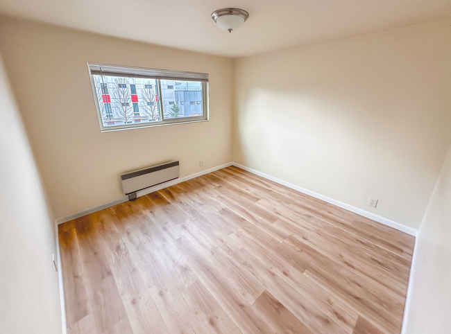 Building Photo - Charming Triplex with Hardwood Floors, App...