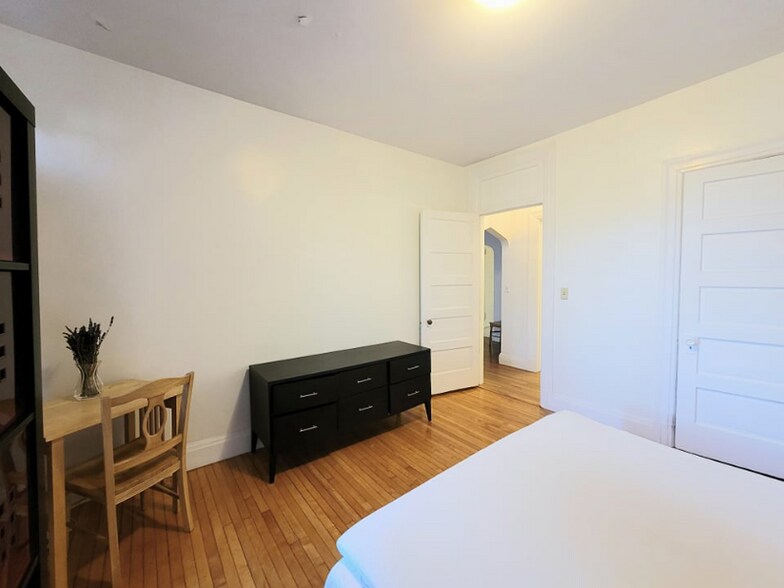 Building Photo - 1056 Beacon St