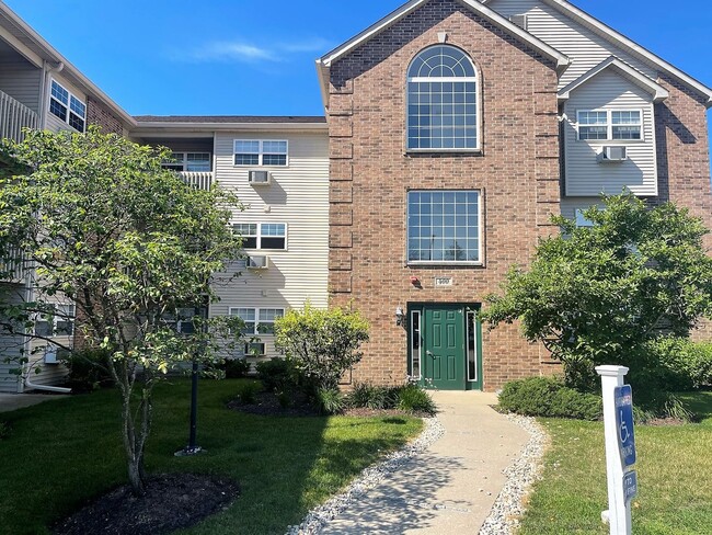 Building Photo - Adorable 1 Bedroom 1 Bathroom Condo in Ric...