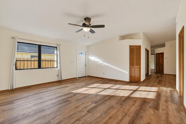 Building Photo - 6016 Pompano St