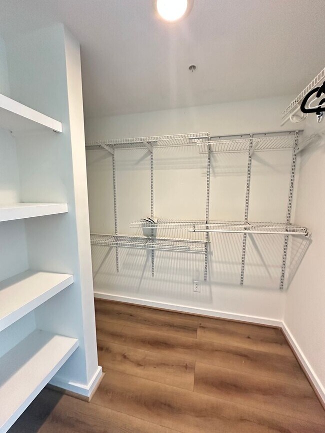 Building Photo - 1 BED | 1.5 BATH | HIGH RISE CONDO | DOWNTOWN SAVANNAH | E Liberty & Drayton St