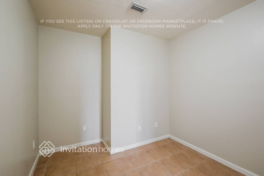 Building Photo - 8899 N Isles Cir