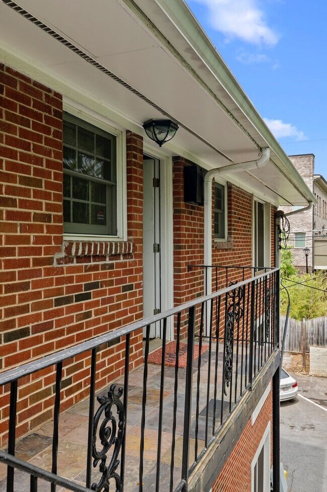 Building Photo - Beautiful 2bd/1ba Condo in VA Highlands w/ Balcony and Pool!!