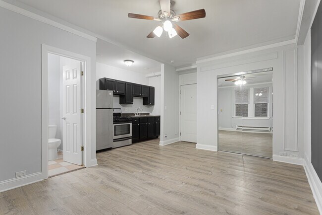 Building Photo - 5860 N Kenmore Ave