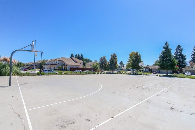Building Photo - Large 4BR 3BA Updated Home in Quiet Neighb...