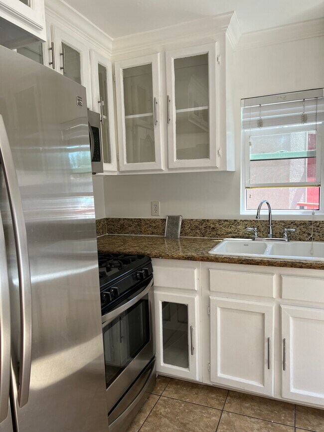 Building Photo - 940 N Serrano Ave