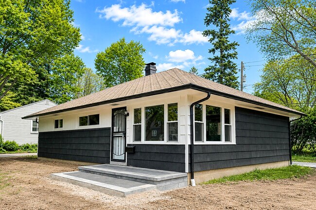 Building Photo - 1334 Miller Ave