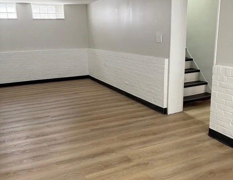 Building Photo - 404 W Cunningham St