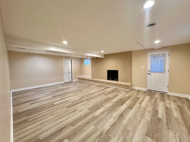 Building Photo - 4N355 Knoll Creek Dr