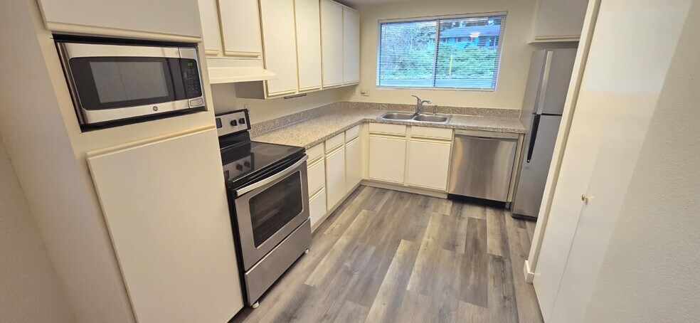 Building Photo - 13821 SE Allen Rd