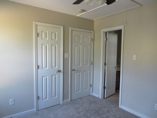 Building Photo - Colonial Heights