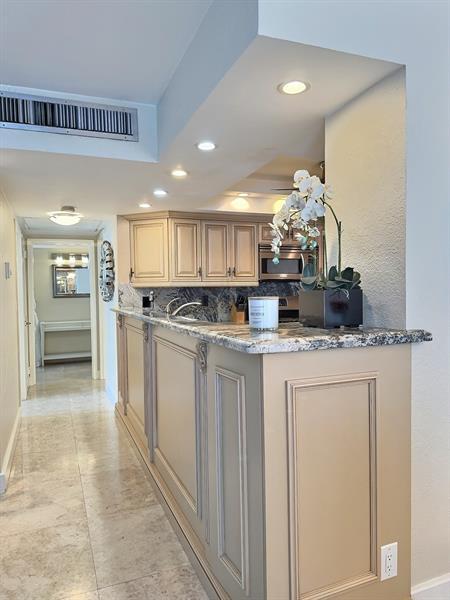 Building Photo - 2030 S Ocean Dr
