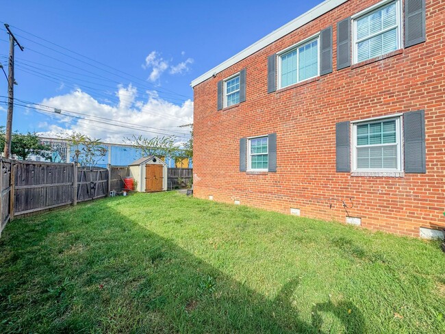 Building Photo - Gorgeous 3 Bed 1.5 Bath End-Unit Brick Tow...