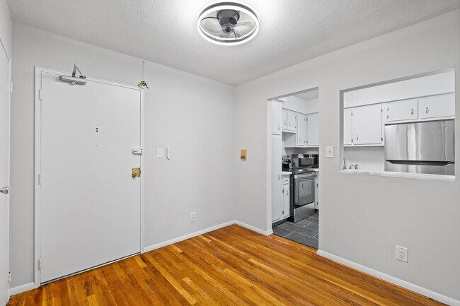 Building Photo - 33 W 32nd St