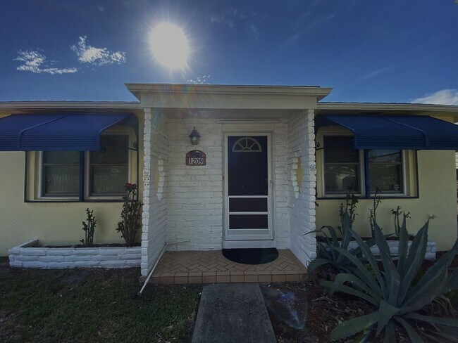 Building Photo - 2/2 single family house with big yard near downtown and beach!