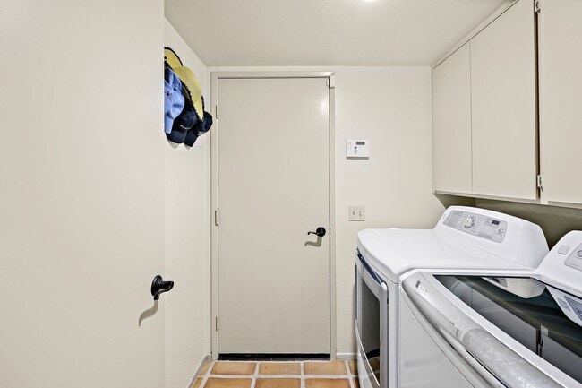 Building Photo - Spacious Two Bedroom Condo in Gated Commun...