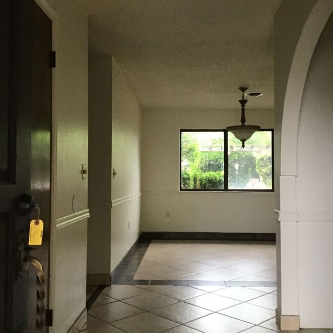 Building Photo - Move in special $300.00 off first month's ...