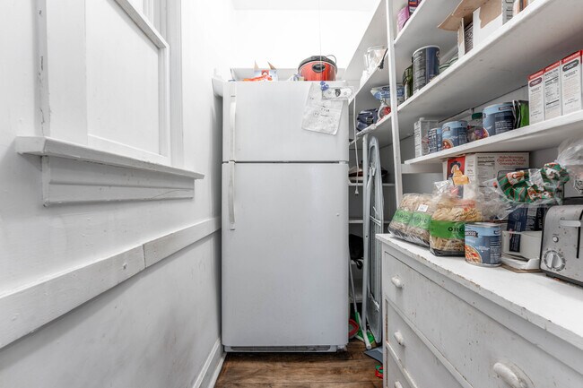 Building Photo - 2227 W Leland Ave