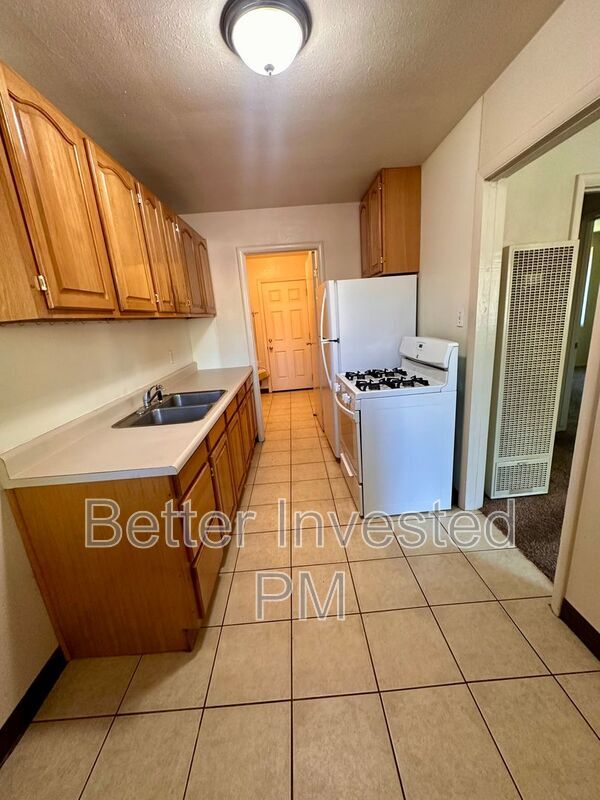 Building Photo - 216 Ford St