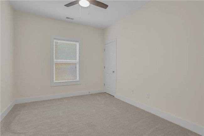 Building Photo - 3228 Silver Lake Dr NE