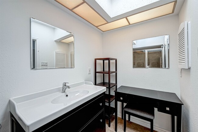 Building Photo - 2232 S Piney Point Rd