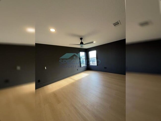 Building Photo - 8131 Vineland Oaks Blvd