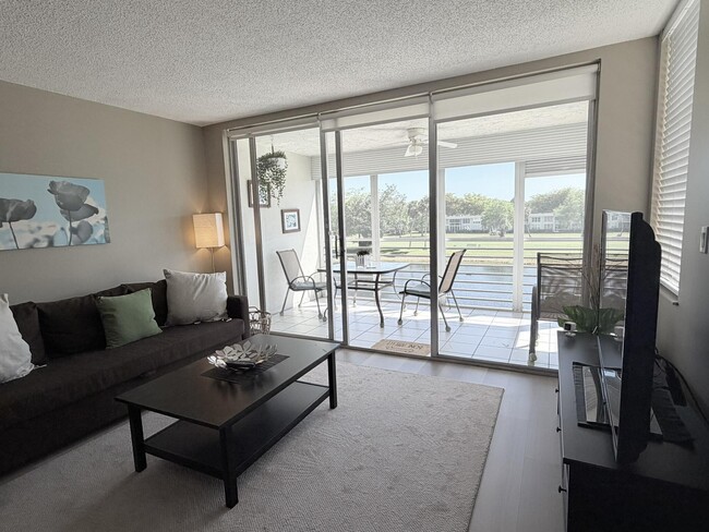 Building Photo - 4030 W Palm Aire Dr
