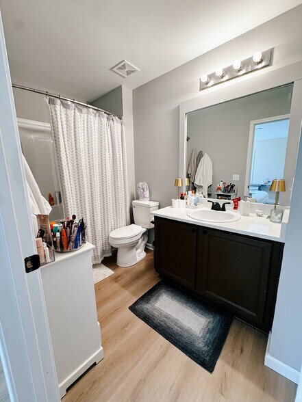 Building Photo - 215 Dillard Mill Dr