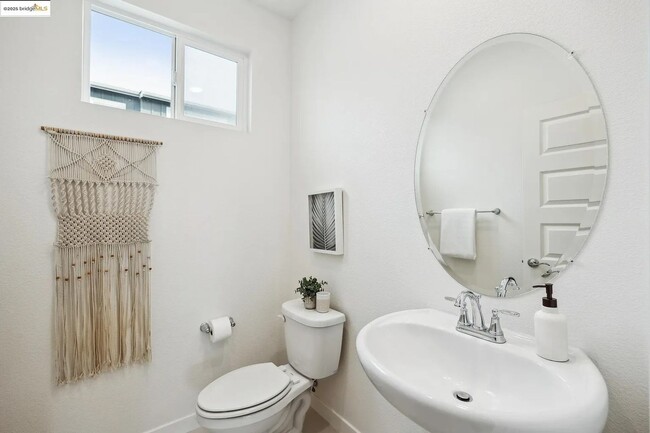 Building Photo - Modern 2+ Bedroom, 2++ Bathroom Living in ...