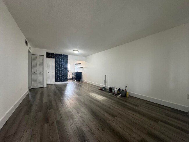 Building Photo - 2/1 Riverside Condo