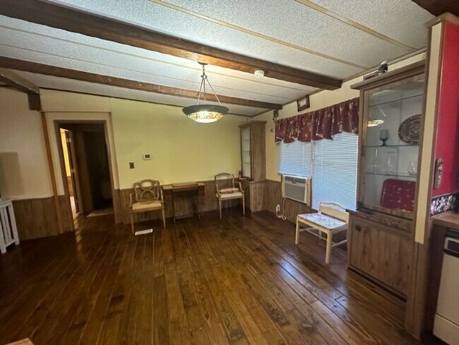 Building Photo - Nice 3 bedroom 2 Bath