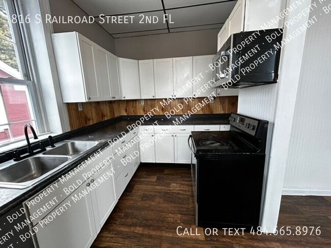 Building Photo - 816 S Railroad St