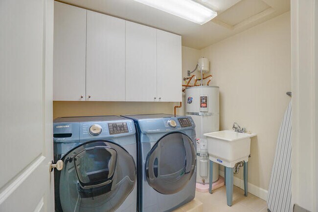 Building Photo - BEAUTIFUL TWO BEDROOM CONDO DOWNTOWN VANCOUVER