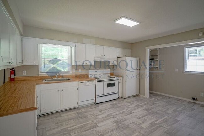 Building Photo - Charming 3-Bed / 1.5-Bath Ranch Home with large Yard & Off-Street Parking – Near White Oak Crossing