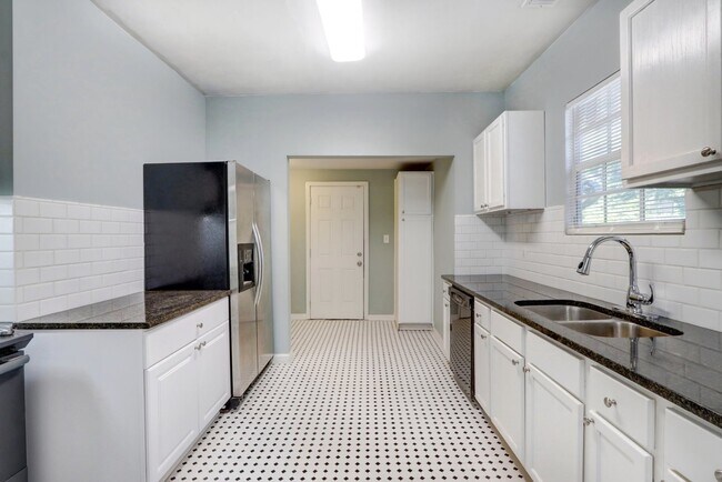 Building Photo - Single family house - within walking dista...