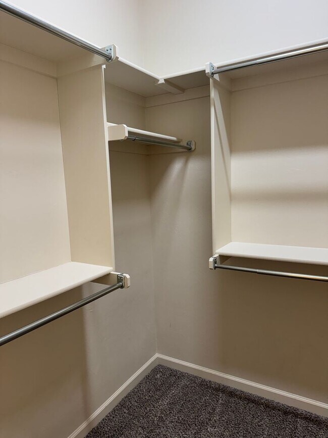 Building Photo - Charming 2 bed/2 bath in gated community The Enclave!