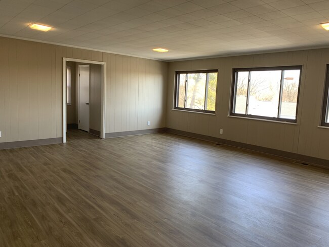 Building Photo - 230 W Sharon Rd