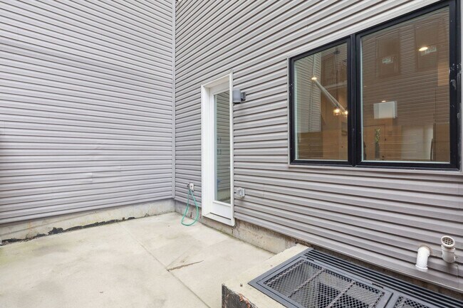 Building Photo - 2219 Hope St