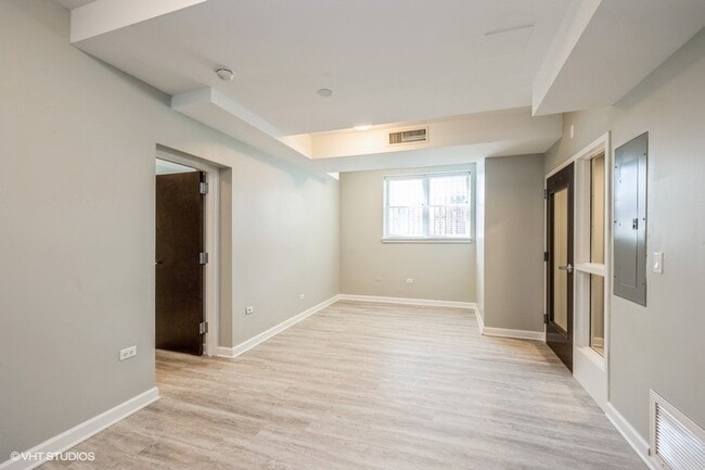 Building Photo - 6857 S Ridgeland Ave